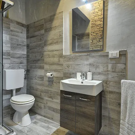 Tolle Mit Grossem Pool, Klima, Wlan, Bbq Apartment